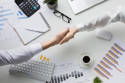 堆滿財(cái)務(wù)報(bào)表的愉快合作